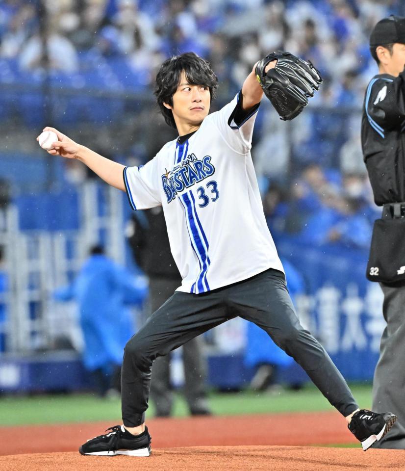 　ＤｅＮＡ－巨人戦で始球式を務めた溝端淳平