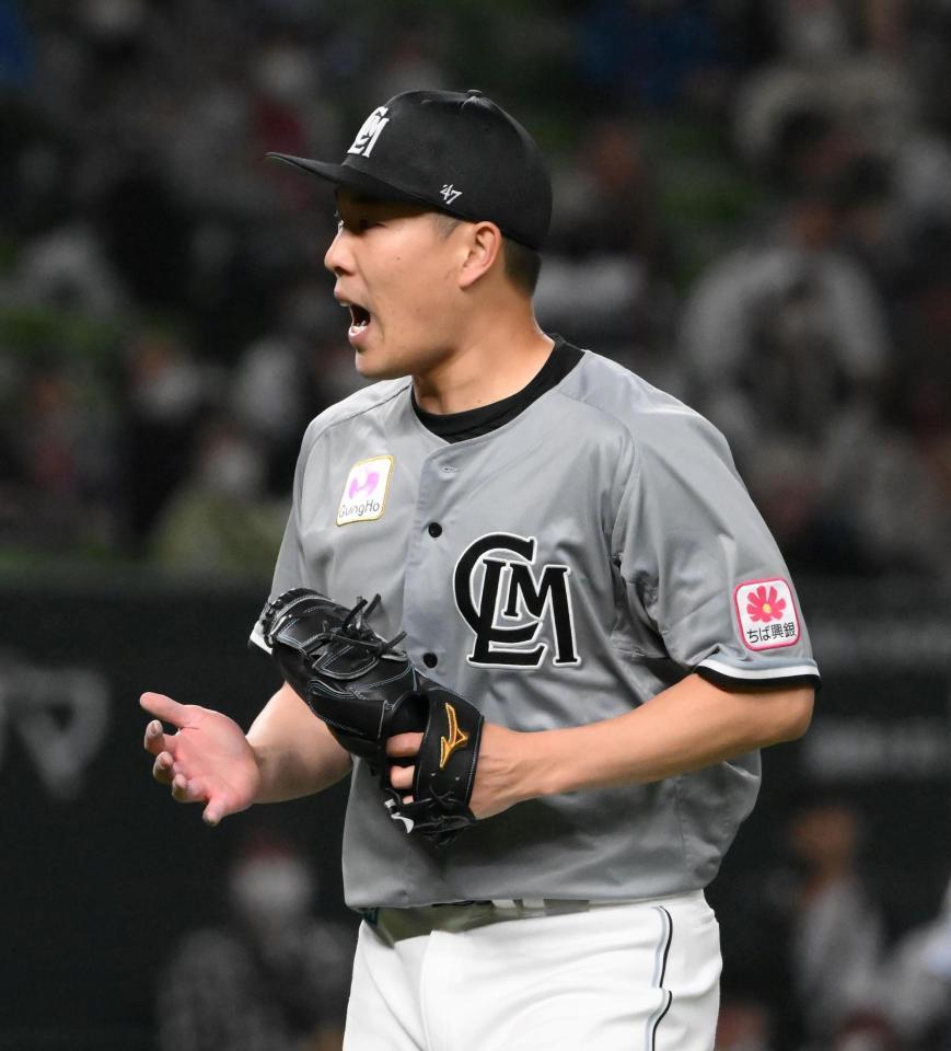 　５回を投げ終えてグラブをたたく西野（撮影・堀内翔）