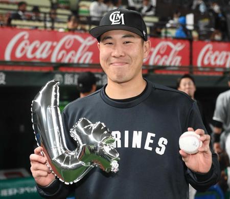 　今シーズン４勝目を挙げてウイニングボールを手にするロッテ・西野＝ベルーナドーム（撮影・堀内翔）