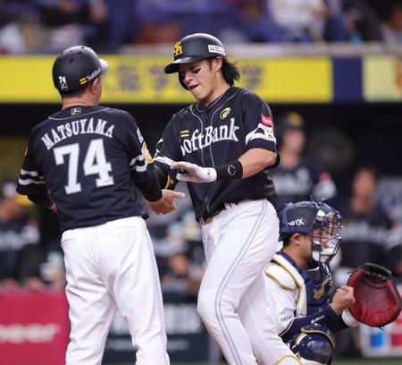 　４回、柳田は右越えに本塁打を放ち笑顔で生還する（撮影・坂部計介）