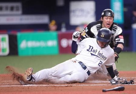 　６回、代打・福田の左犠飛で三塁走者・若月が生還（捕手・甲斐）＝撮影・坂部計介