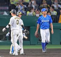 　２回、青柳の適時二塁打で逆転を許す今永。手前は生還した一走・木浪（撮影・立川洋一郎）