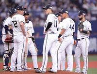 　５回、柳田を迎え、降板する山崎福（中央）＝撮影・坂部計介