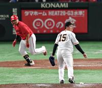 　９回、代打・松山に同点適時打を浴びた大勢（撮影・佐々木彰尚）