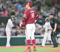 　４回、中村（右）に２ランを浴びる田中将（撮影・西岡正）