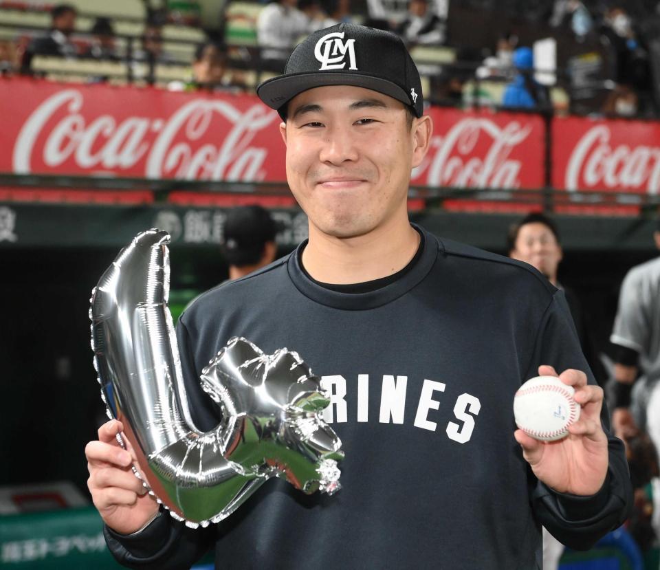 　今シーズン４勝目を挙げてウイニングボールを手にするロッテ・西野＝ベルーナドーム（撮影・堀内翔）