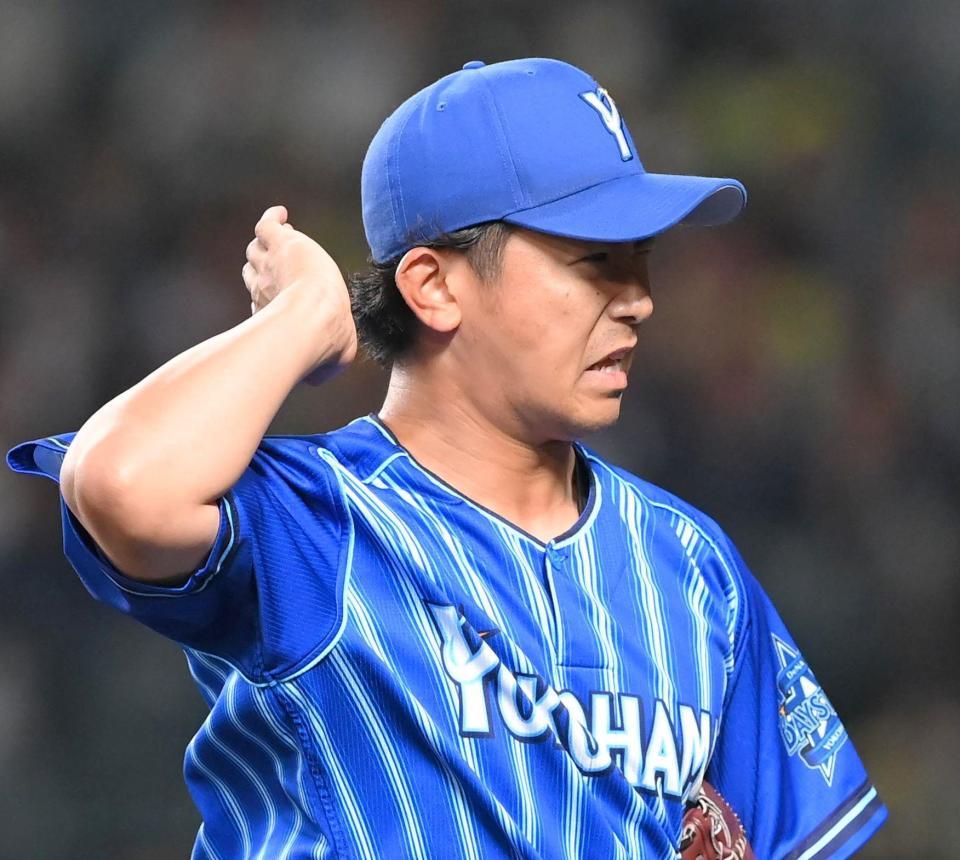 　４点を失った２回を投げ終え、悔しそうにベンチに戻る今永（撮影・高部洋祐）