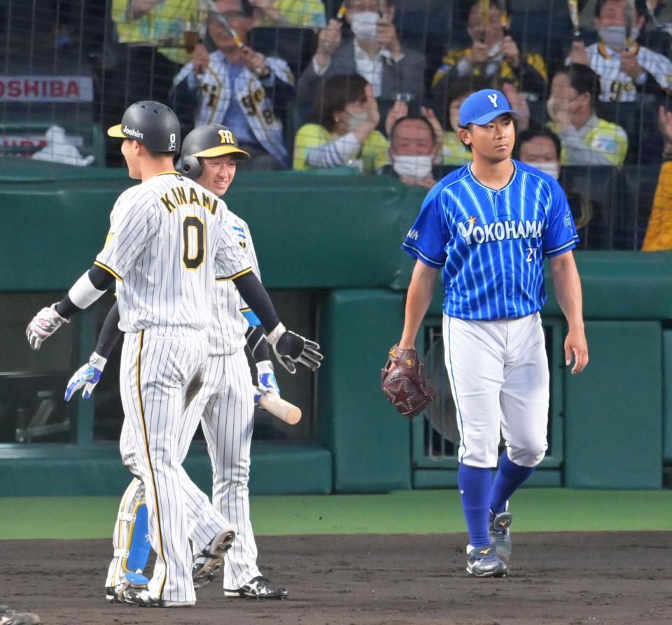 　２回、青柳の適時二塁打で逆転を許す今永。手前は生還した一走・木浪（撮影・立川洋一郎）