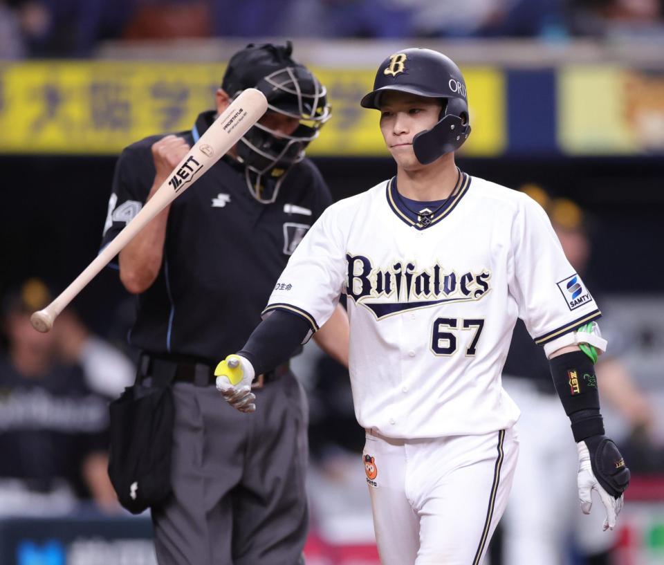 　６回、空振り三振に倒れた中川圭（撮影・坂部計介）