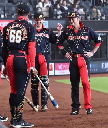 　新庄監督プロデュースのユニホームを着用してグラウンドに出てくる江越（右）＝撮影・中島達哉