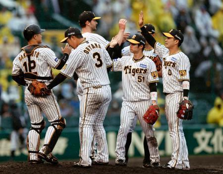 　ＤｅＮＡに勝利しタッチを交わす阪神ナイン＝甲子園