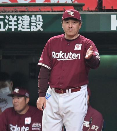 　９回、代打を告げる石井監督（撮影・西岡正）