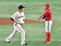 　アップの途中、菊池（右）と話す坂本（撮影・佐々木彰尚）