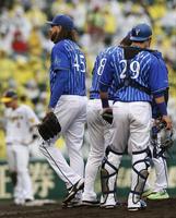 　４回途中、降板するガゼルマン（左）