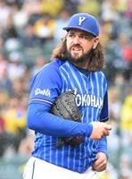 　４回途中、降板するガゼルマン（撮影・高部洋祐）