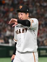 　汗を拭きながらベンチに戻る大勢