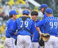 　４回、ガゼルマン（右奥）に降板を告げる三浦監督（左端）＝撮影・立川洋一郎