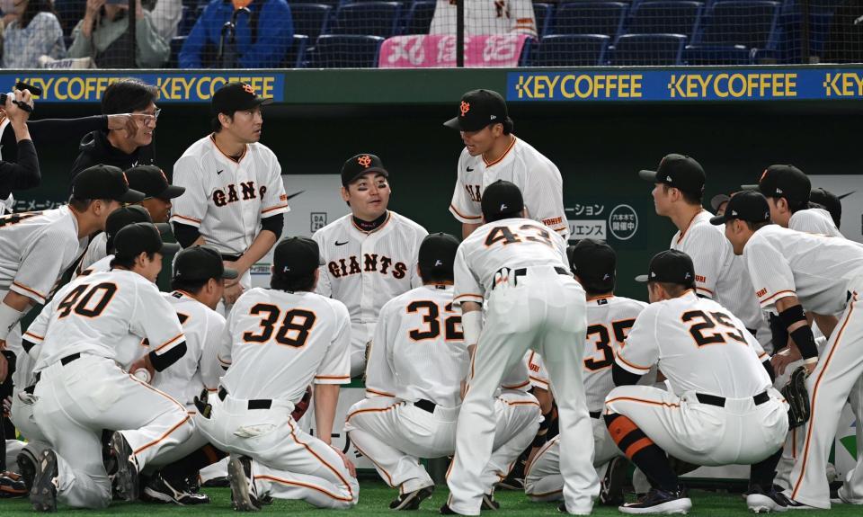 　試合前、円陣を組む巨人ナイン（撮影・田中太一）