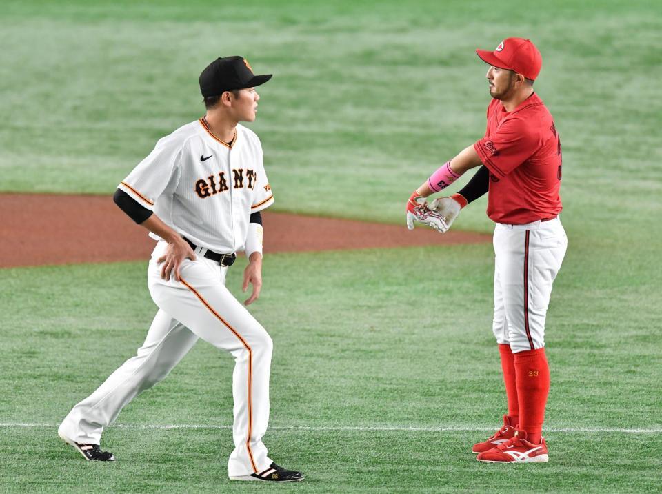 　アップの途中、菊池（右）と話す坂本（撮影・佐々木彰尚）