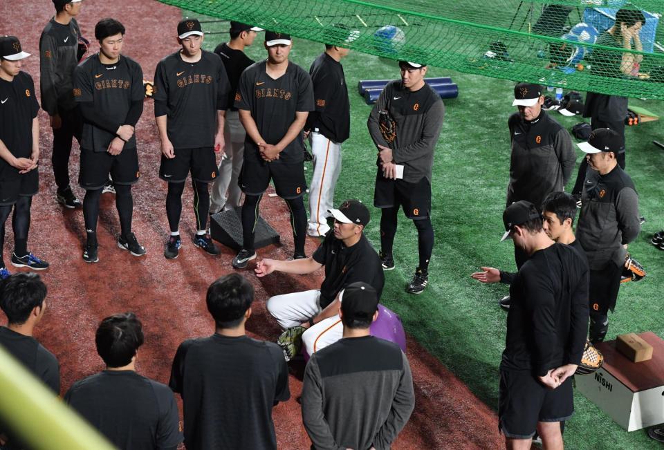 　投手陣のミーティングをする阿部ヘッド（中央）＝撮影・佐々木彰尚