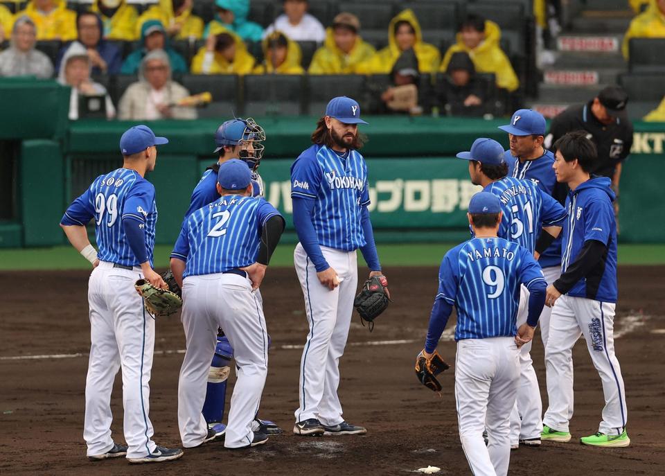 　３回、ガゼルマン（中央）が制球を乱しナインがマウンドに集まる（撮影・山口登）