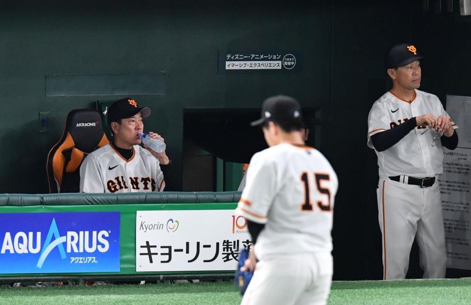 　９回、同点を許した大勢と水を飲む原監督（撮影・佐々木彰尚）