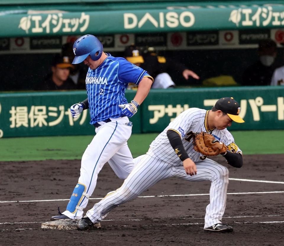 　６回、併殺に倒れる牧（撮影・山口登）