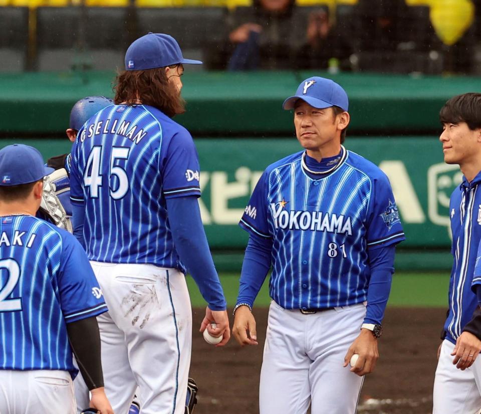 　４回、ガゼルマンに降板を告げる三浦監督（撮影・山口登）