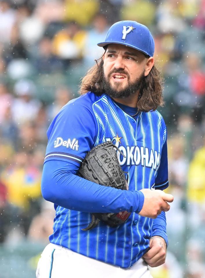 　４回途中、降板するガゼルマン（撮影・高部洋祐）