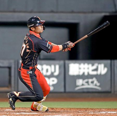 　３回、３ランを放つ江越