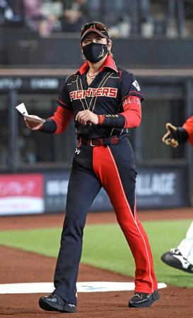 　メンバー表を交換し、ベンチに戻る新庄監督＝撮影・中島達哉