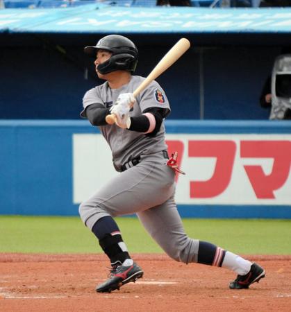 　３安打３打点と打線をけん引した慶大・栗林