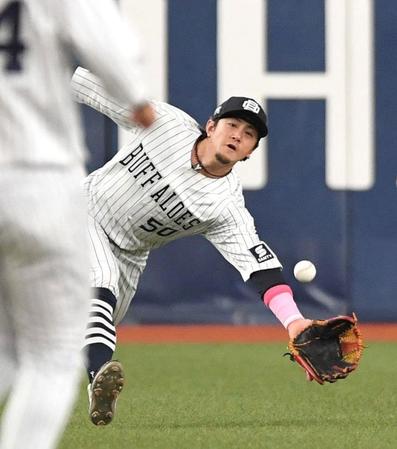 　３回、打球を前進して好捕する小田（撮影・北村雅宏）