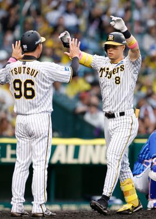 　４回、満塁本塁打を放ち、迎えられる阪神・佐藤輝（右）＝甲子園