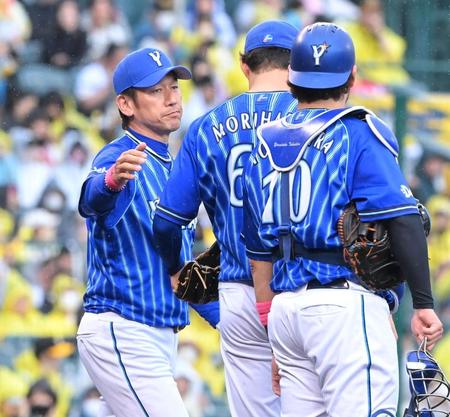 　７回、マウンドに足を運ぶ三浦監督（左）＝撮影・高部洋祐