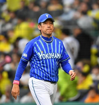 　５回表の攻撃を終え、選手交代を告げた三浦監督（撮影・中田匡峻）