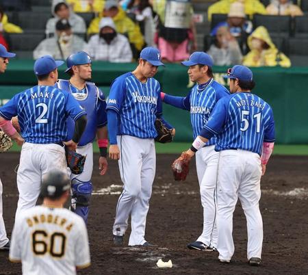 　７回途中、三浦監督は森原（中央）を降板させる（撮影・山口登）