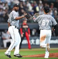 　６回、福田を併殺打に仕留め、茶谷（右）とグラブタッチを交わすメルセデス（撮影・中島達哉）