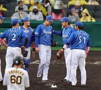 　７回途中、三浦監督は森原（中央）を降板させる（撮影・山口登）