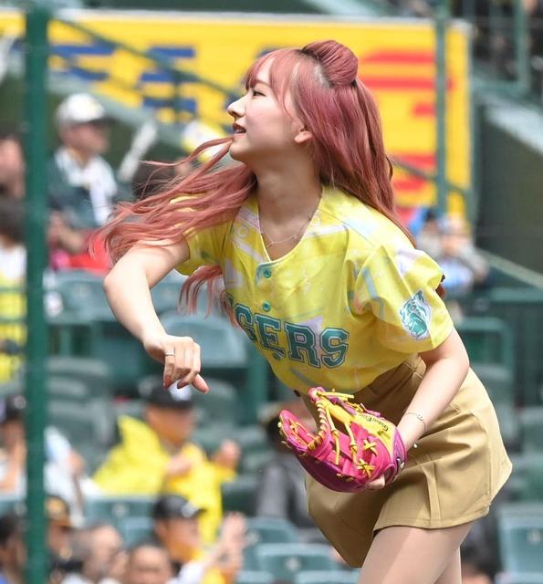 19歳で2児の母 モデルの重川茉弥が甲子園で始球式「一生の思い出