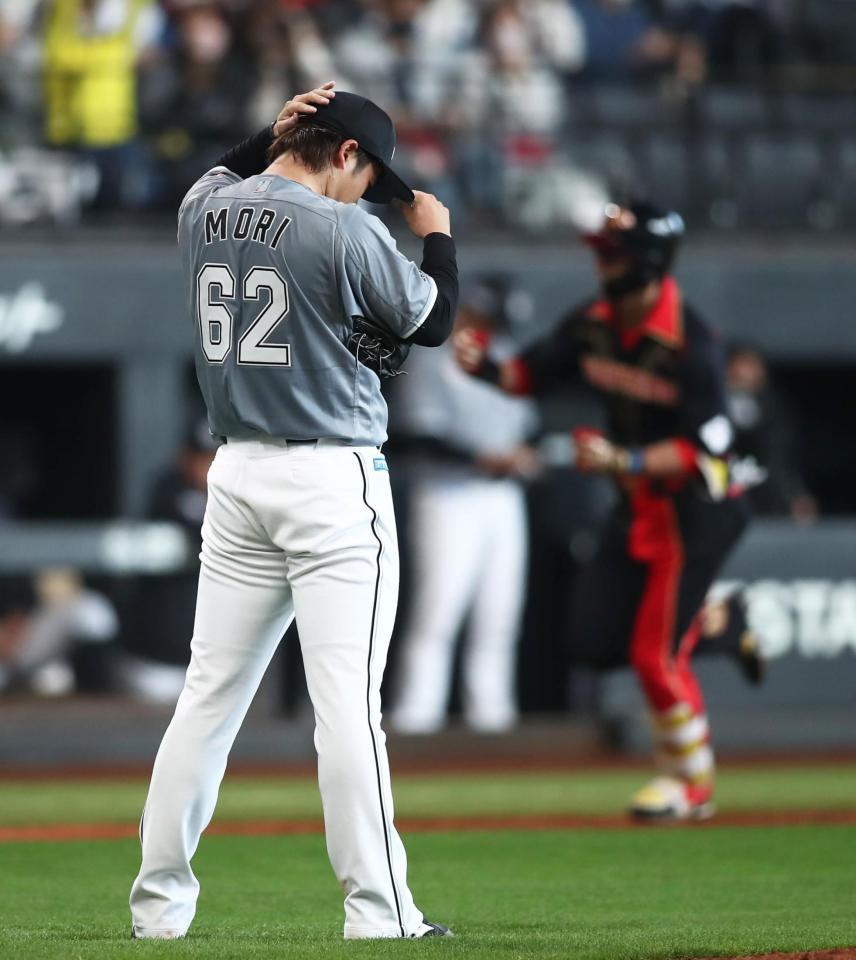 　３回、江越（右奥）に３ランを浴びる森（撮影・中島達哉）