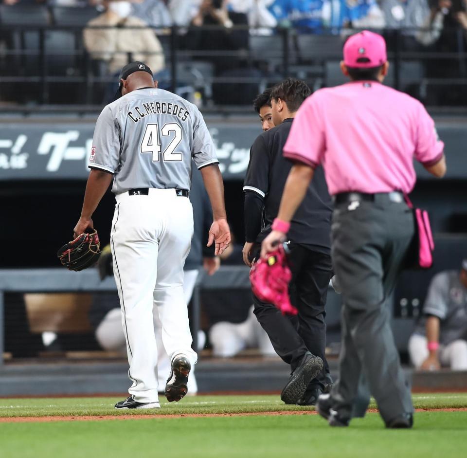 　２回、福田の打球が直撃し、ベンチに下がるメルセデス（左）＝撮影・中島達哉