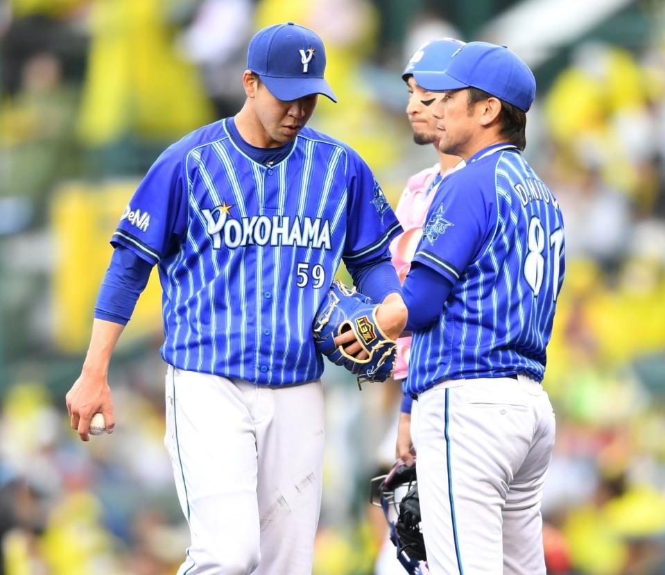 　４回途中で降板となった平良（左）。右は三浦監督（撮影・中田匡峻）