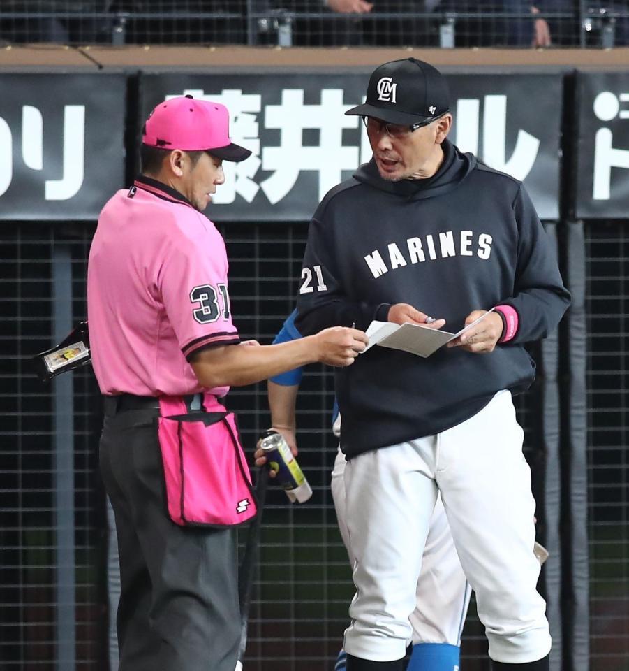 　８回、選手交代を告げる吉井監督（右）＝撮影・中島達哉