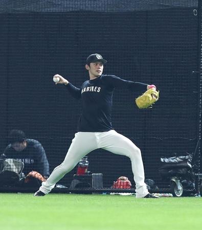 　試合前、キャッチボールをする佐々木朗（撮影・中島達哉）