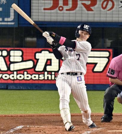 　６回、長岡が中前２点打を放つ