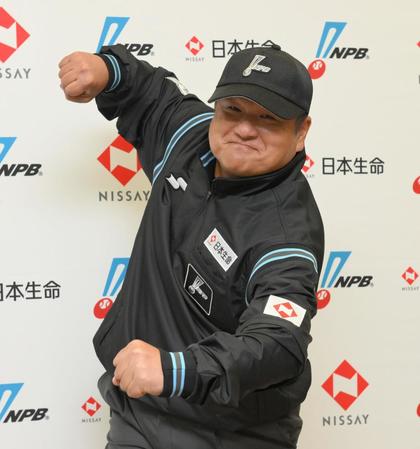 　日本生命のロゴ入りジャンパーでポーズを決める敷田直人審判（撮影・伊藤笙子）