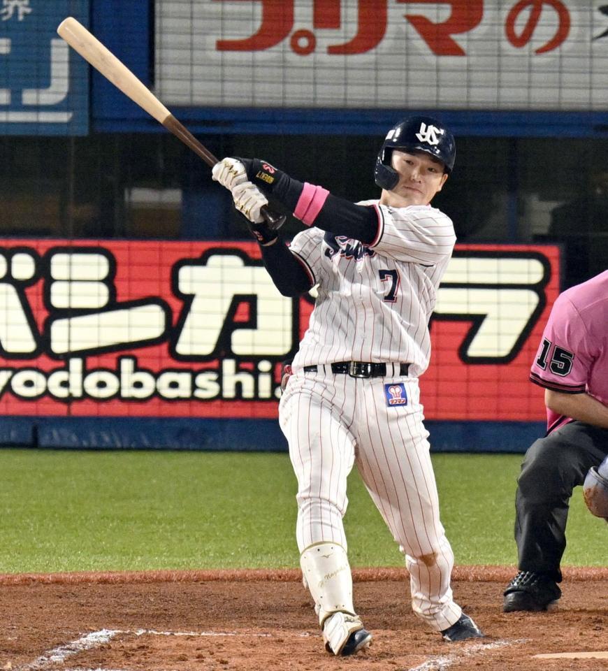 　６回、長岡が中前２点打を放つ