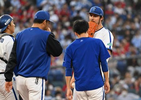 　１回、広島打線につかまり渋い表情のバウアー（撮影・金田祐二）