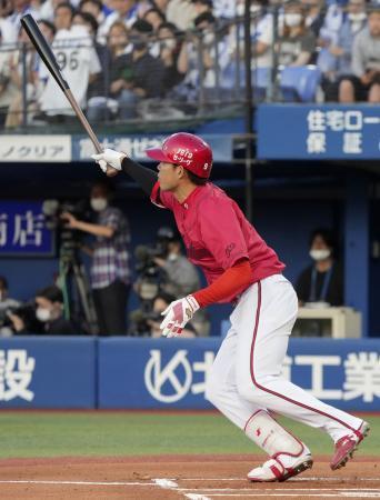 　１回広島１死三塁、秋山が右翼線に先制二塁打を放つ＝横浜